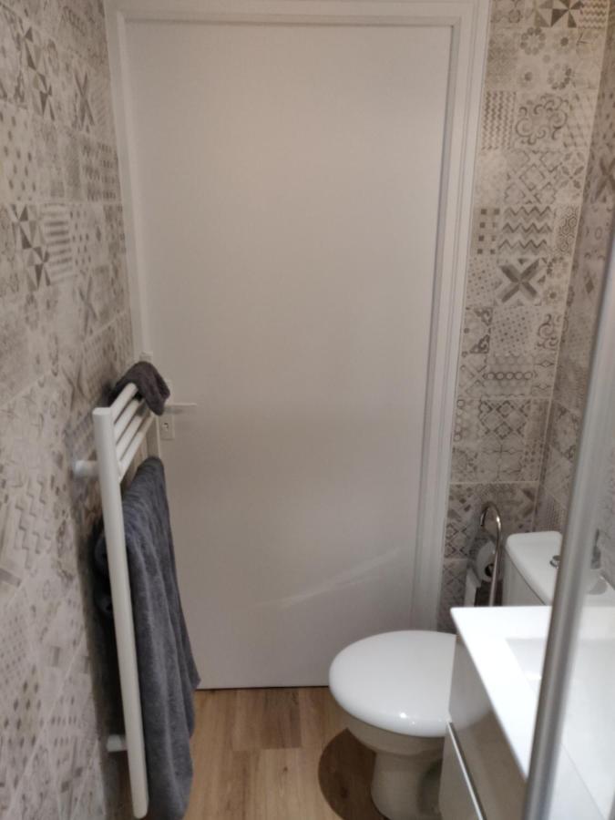 Apartment Scandinave - Proche Gare & Centre-ville - Stationnement - Cour Interieure Table & Chaises Saint-Brieuc