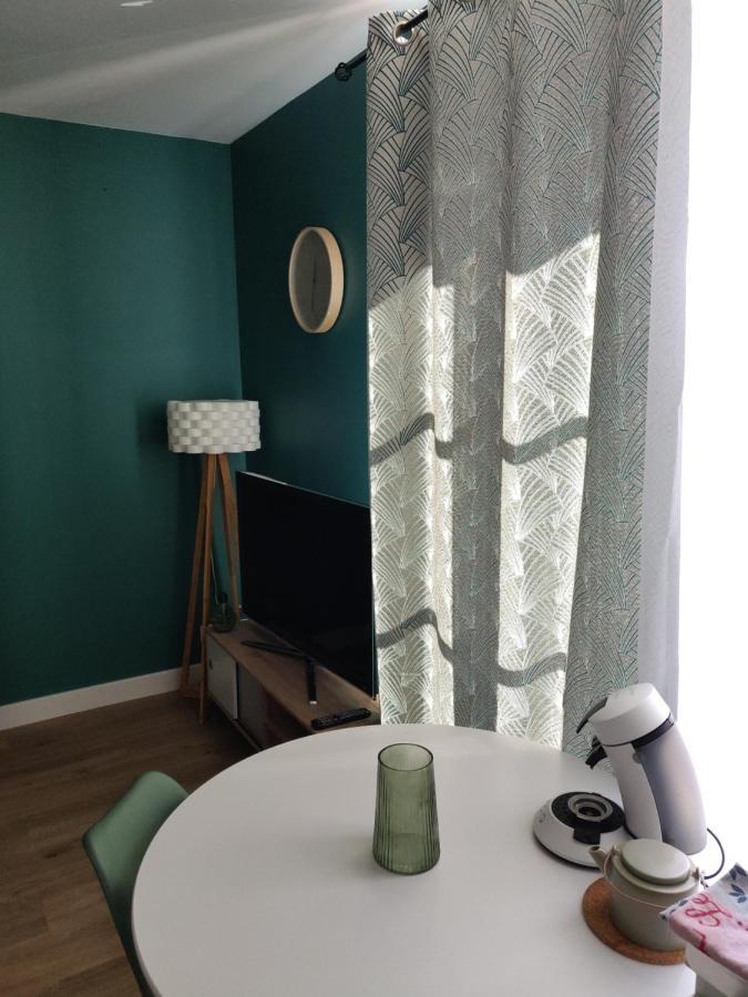 Scandinave - Proche Gare & Centre-ville - Stationnement - Cour Interieure Table & Chaises Apartment *
